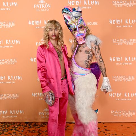 Einer von den beiden ist Bill Kaulitz, das ist klar. Während der echte Tokio-Hotel-Frontmann als kunterbuntes Pferd geht, hat sich die Drag Queen Candy Crash als Bill Kaulitz verkleidet. 