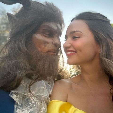 Hier diente ein Disney-Klassiker als Inspiration: Die Schöne und das Biest. Model Miranda Kerr schlüpft an Halloween in die Rolle der Belle, während ihr Mann Evan Spiegel sie als Biest um den Finger wickelt. 