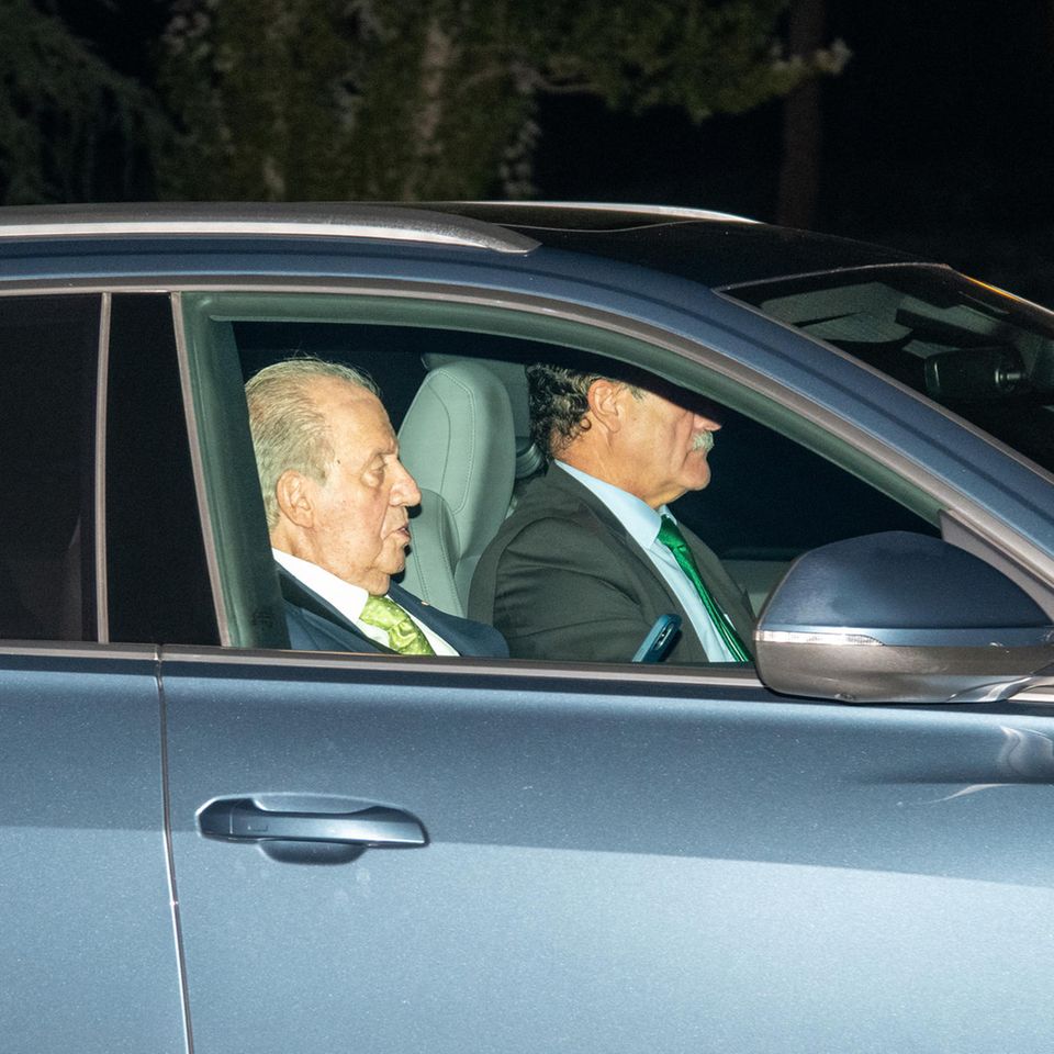 Juan Carlos macht sich nach einem kurzen Besuch auf der Geburtstagsparty seiner Enkelin auf den Weg zum Flughafen.