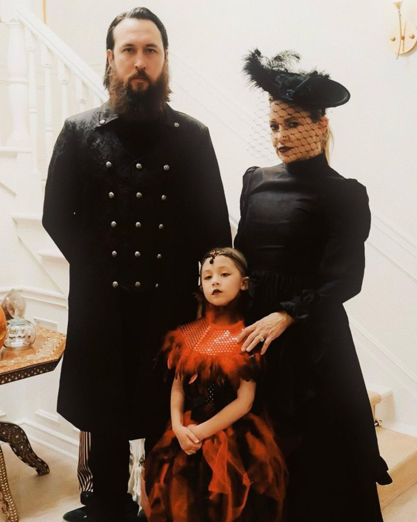1. November 2023  Kate Hudson teilt dieses schaurig-schöne Familienporträt von sich und ihren Liebsten auf Instagram. Halloween wurde bei der Schauspielerin groß gefeiert, dabei hatten Rani und Danny ebenfalls sichtlich Spaß, als "Vampir-Familie" für die Kamera zu posieren. 