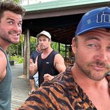 Nicht nur Liam (l.) und Chris Hemsworth sind bekannte Schauspieler, auch der dritte schauspielernde Bruder im Bunde, Luke, ist besonders in seiner Heimat Australien erfolgreich. Und der Älteste des Trios feiert am 5. November seinen 43. Geburtstag. Chris gratuliert mit diesem spaßigen Selfie.