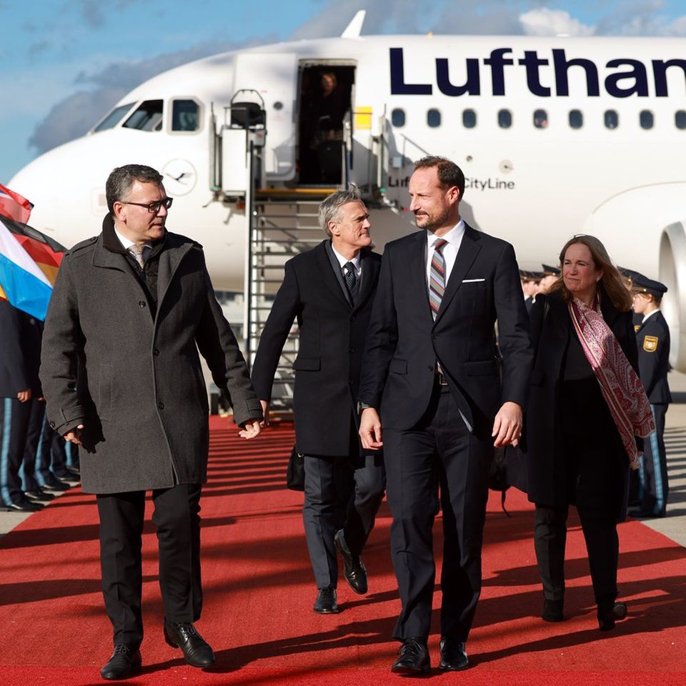Kronprinz Haakon (r.) mit CSU-Politiker Florian Herrmann nach der Landung in München.