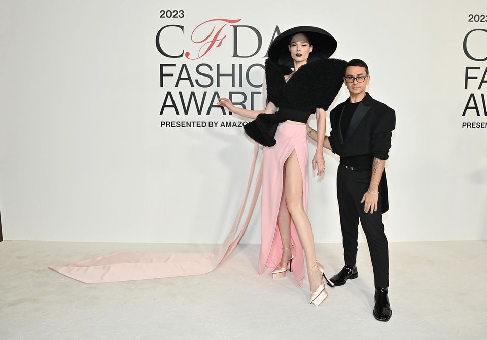 Seit Jahren ist Posing-Queen Coco Rocha die Muse von Christian Siriano. Dieser designte den dramatischen Zweiteiler extra für den glamourösen Anlass.