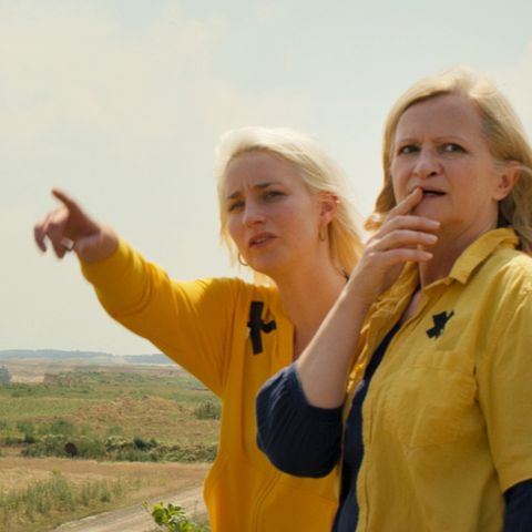 "Eher fliegen hier UFOs": Natalie (Merle Wasmuth, l.) und Marita (Johanna Gastdorf) betrachten das Abbaugebiet.