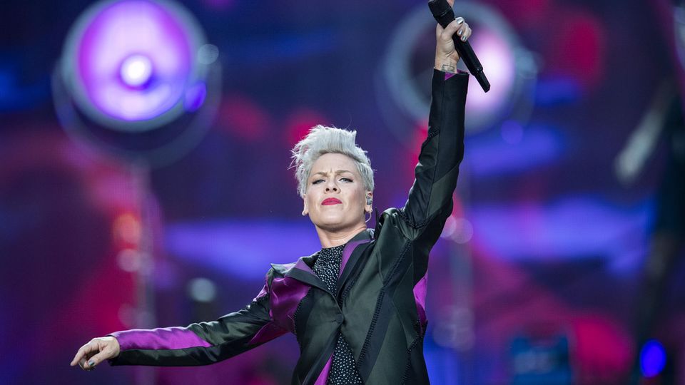 Pink video zeigt wie sie als kind die schule gerockt hat gala de