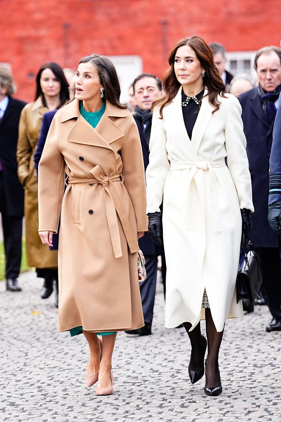 Beim Staatsbesuch in Kopenhagen sind sich Königin Letizia und Prinzessin Mary modisch einig! Denn die beiden royalen Ladys setzen auf den Wintertrend der Saison: Mäntel mit Bindegürtel. Während Letizia bei ihrem Camel-Coat mit eine doppelreihige Knopfleiste nachhilft, setzt Mary auf einen schneeweißen Mantel komplett zum Binden.