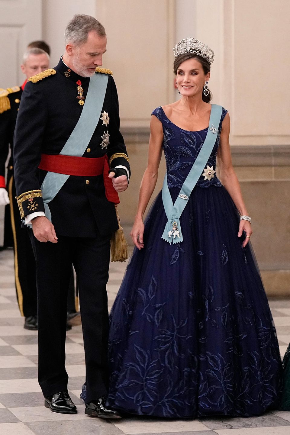 Auch Abends beim Staatsbankett ist Letizia eine echte Augenweide und setzt auf ein royalblaues Kleid von Felipe Varela, das sie zuletzt beim Staatsbesuch in Japan getragen hat. Besonderer Hingucker: ihr Daiadem, die "Spanish Floral Tiara".