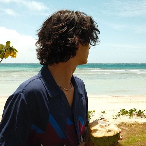 Blick aufs türkisgrüne Meer mit weißem Strand, ein Kokoswasser unter Palmen ... welcher Royal gönnt sich hier einen absolute Traumurlaub? Es ist Nikolai von Dänemark. Und alleine ist der junge Graf auch nicht.