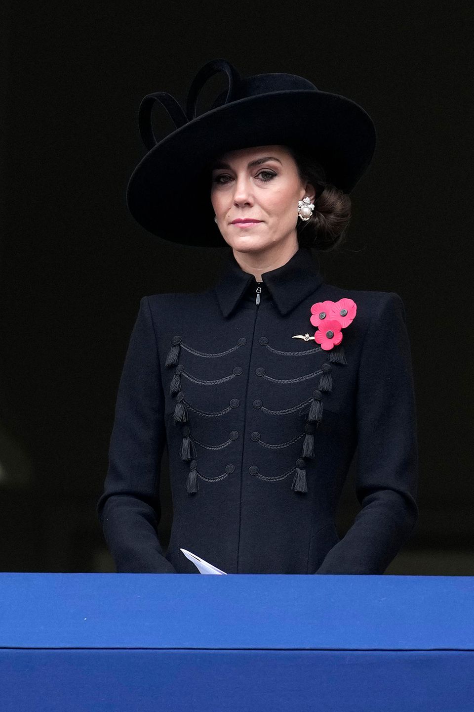 Catherine trägt am Remembrance Sunday 2023 Ohrringe von Queen Elizabeth, die bislang noch nie bei einem öffentlichen Termin getragen wurden. 