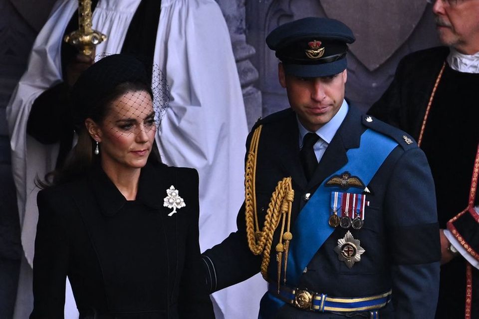 Catherine an der Seite von Prinz William bei einem Gedenkgottesdienst kurz nach dem Tod von Elizabeth II. Hier trägt Kate zum zweiten Mal die Diamond & Pearl Leaf Brosche.