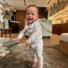 12. November 2023  John Legend ist wie seine Frau Chrissy ganz vernarrt in die vier gemeinsamen Kinder. Der stolze Papa kann sich jetzt auch darüber freuen, dass Baby Esti, geboren im Januar, ihre ersten vorsichtigen Schritte macht. Und dabei ganz bezaubernd bis über beide Öhrchen strahlt. 