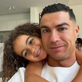 12. November 2023 "Parabéns amor do pai": Cristiano Ronaldo freut sich über den Geburtstag seiner Tochter Alana. Papas Liebling und süßer Lockenkopf der Familie wird heute schon sechs Jahre alt. Auch wir gratulieren!