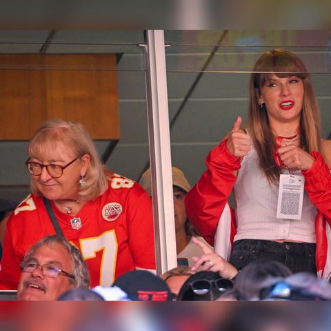 Donna Kelce (l.) mit Taylor Swift bei einem Spiel ihres Sohnes Travis Kelce.