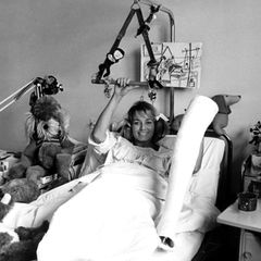 1972 Hannelore Auersperg liegt in einem Krankenhaus in Kitzbühel, nachdem sie am 26. Mai 1972 bei einem Autounfall schwer verunglückt war. Sie erlitt schwere Knochenbrüche und innere Verletzungen, lag im Koma und wurde mehrfach für klinisch tot erklärt.