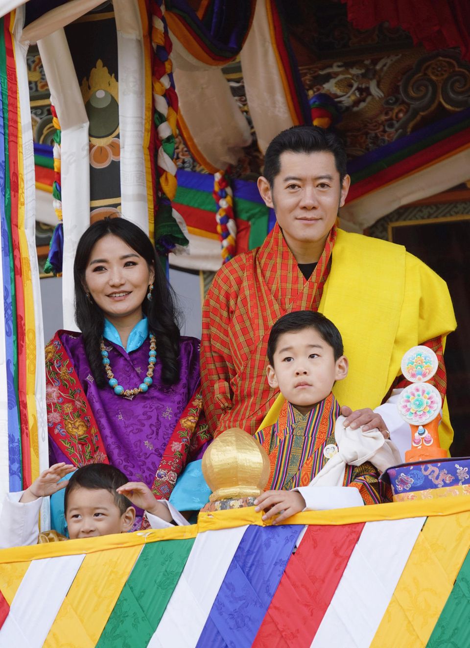Königin Jetsun und König Jigme von Bhutan mit zwei ihrer drei Kinder Prinz Ugyen und Thronfolger Prinz Jigme