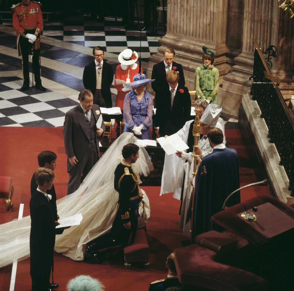 Prinz Charles heiratet Lady Diana Spencer in der St Paul's Cathedral in London am 29. Juli 1981. Hinter ihrem Bruder stehen Prinz Andrew und Prinz Edward, Dianas Vater John Spencer, 8. Earl Spencer, steht hinter ihr, daneben ihre Mutter Frances Shand Kydd, ihr Bruder Charles und ihre Schwestern Jane und Sarah.