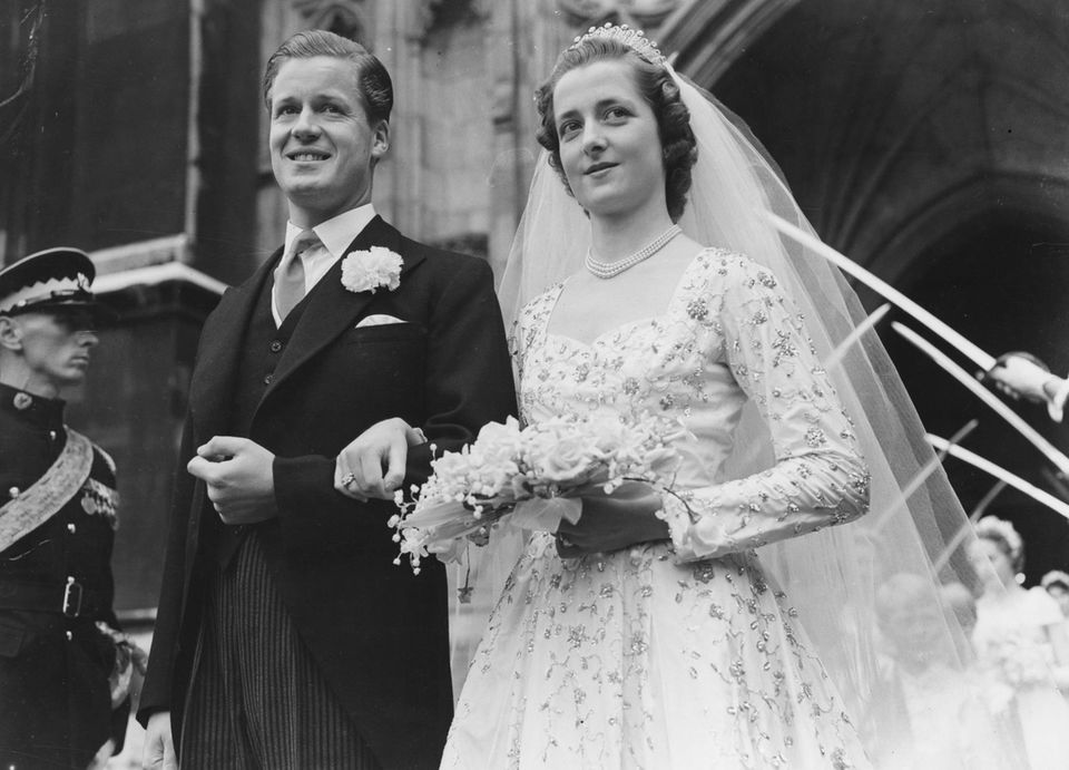 John Spencer, Viscount Althorp, und Frances Ruth Burke Roche bei ihrer Hochzeit am Juni 1954 in der Londoner Westminster Abbey