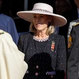 Wie ihre Tochter Charlotte entscheidet sich auch Caroline von Hannover beim Nationalfeiertag für einen Look aus dem Hause Chanel. Die Glitzerdetails des Zweiteilers sorgen für Glamour, während Hut und Handschuhe für einen eleganten Kontrast sorgen.