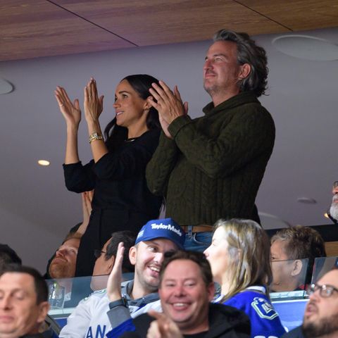 Zurückhaltung? Nicht bei Herzogin Meghan. Zwar setzt sie beim NHL-Spiel der Vancouver Canucks gegen die San Jose Sharks auf einen All-Black-Look und kombiniert einen dunklen Wollpullover zur ebenso dunklen Jeans, macht den Look jedoch mit ihrem Schmuck zu einem echten Glamour-Outfit. Neben ihrer goldenen Tank Française Uhr von Cartier glänzt ein goldenes Love Bracelet der Marke. Das "Against Evil Eye"-Diamantenarmband von Lorraine Schwartz sorgt für zusätzlichen Glitzer am linken Handgelenk der Herzogin. Ein weiteres Stück des Edeljuweliers Cartier rundet den Look ab – ein Juste un Clou Collier in Gelbgold mit Diamanten. Insgesamt schlagen die Accessoires von Prinz Harrys Ehefrau mit beachtlichen 67.000 Euro zu Buche.
