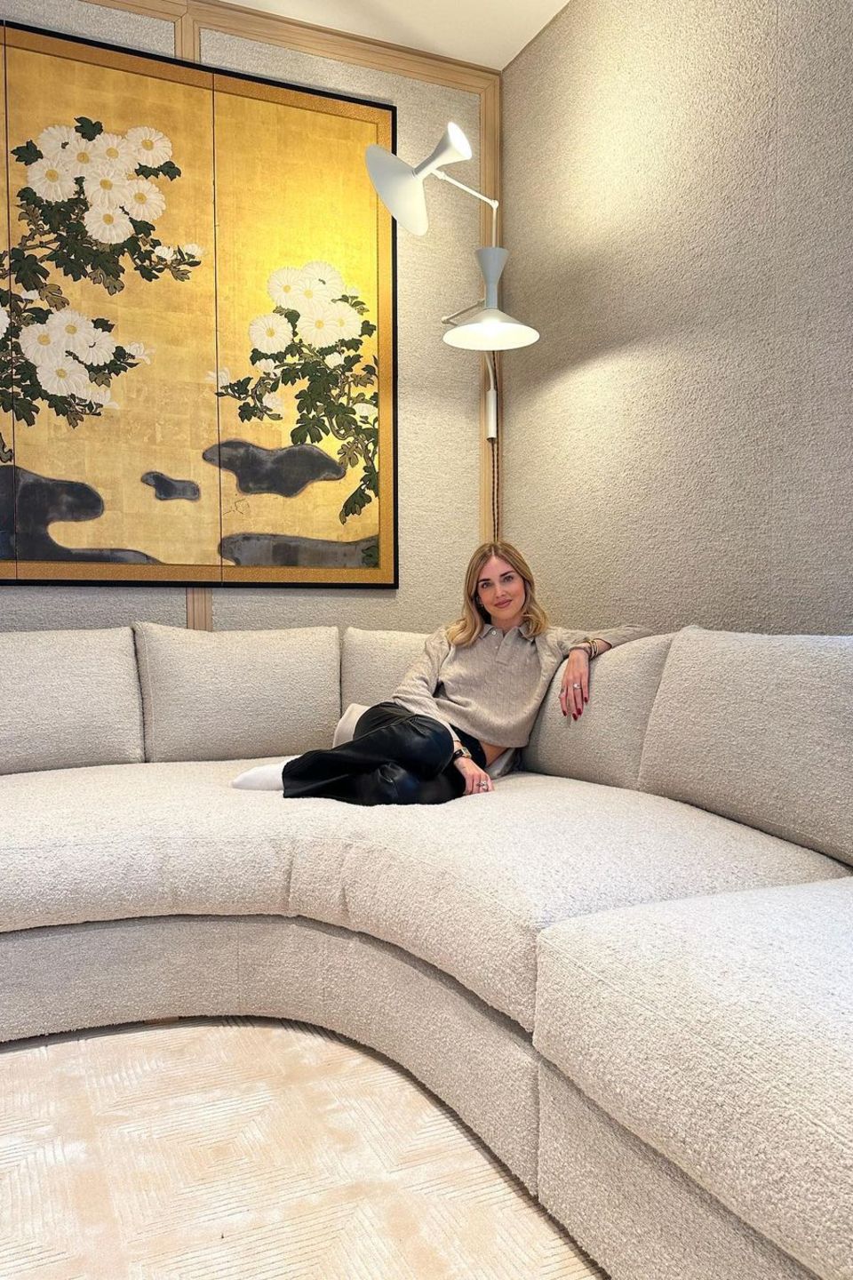 Fashion-Influencerin und Reality-TV-Star Chiara Ferragni freut sich schon, demnächst in ihr neues Luxusdomizil in Mailand einziehen zu können. Genug Platz gibt die cremefarbene Couch auf jeden Fall her.