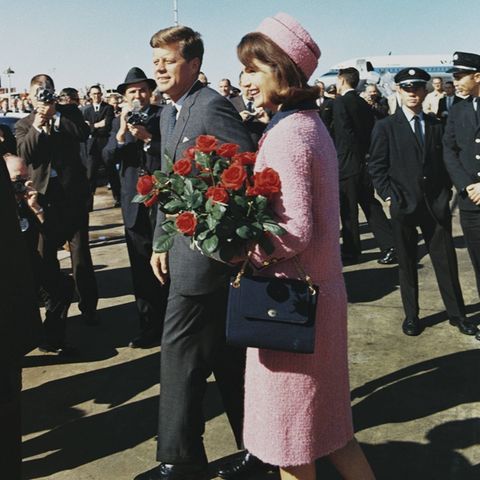 John F. Kennedy und seine Frau Jackie bei ihrer Ankunft in Dallas.