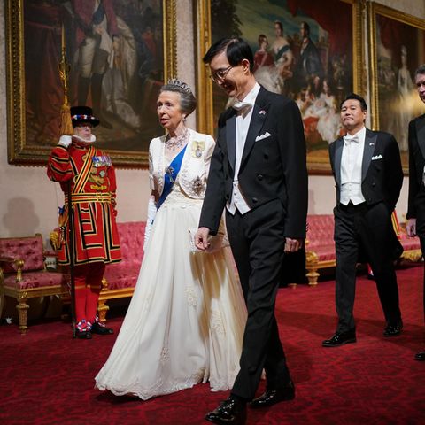 Prinzessin Anne trägt einen kurzen Bolero zum Kleid in A-Linie.