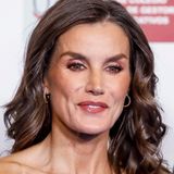 Die "Crown"-Creolen von PDPaola sehen an den royalen Ohrringen aus wie Hochkaräter, sind mit ca. 175 Euro aber für alle Style-Queens erschwinglich.