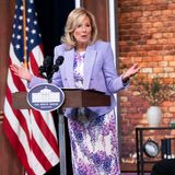 First Lady im Lavendel: Mit Blumenkleid und pastelligem Blazer ehrt Dr. Jill Biden im Weißen Haus die diesjährigen Besten der National Student Poets.