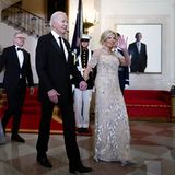 Zarten Glamour in Sand und Silber präsentiert Jill Biden für das Staatsdinner anlässlich des Besuchs von Australiens Premierminister Anthony Albanese und seiner Partnerin Jodie Haydon.