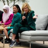 Vorweihnachtlich war schon Jill Bidens waldgrüne Anzug-Kombi, die sie sich für eine Diskussionsveranstaltung über mentale Gesundheit auf dem Apple Campus in Cupertino ausgesucht hat. Nur ist ihre Schuhwahl mit grauen Sneakers hier deutlich sportlicher.