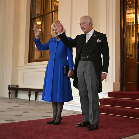 Das britische Königspaar winkt dem südkoreanischen Präsidentenpaar noch einmal zu. Somit endet ein erfolgreicher Staatsbesuch in London. 