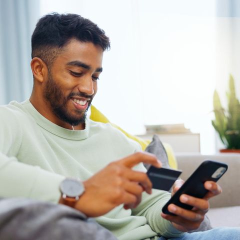 Technik-Deals: Ein Mann shoppt über sein Handy online