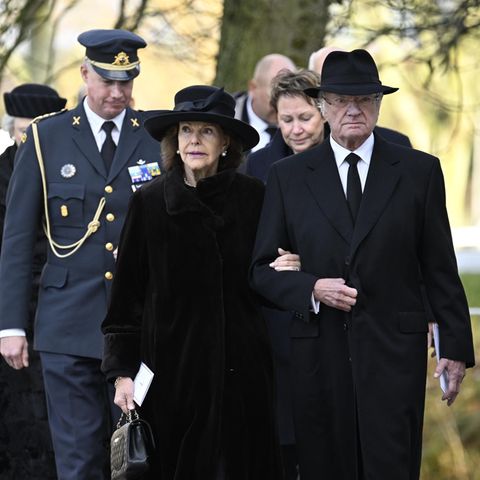 24. November 2023  Am Freitag nehmen Königin Silvia und König Carl Gustaf Abschied von Graf Hans-Gabriel Trolle-Wachtmeister in Trolle Ljungby, Schweden. Bei der Beerdigung erweisen sie ihrem alten Weggefährten die letzte Ehre. 2017 verstarb bereits die Ehefrau des Grafen im Alter von 91 Jahren. Gräfin Alice Trolle-Wachtmeister war Hofmeisterin der schwedischen Royals und seit den 70er Jahren eine enge Vertraute von Königin Silvia.