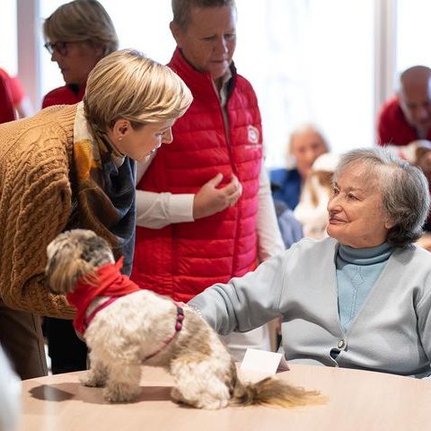 Die Bewohner:innen des Seniorenheims scheinen sich über den Besuch sehr zu freuen. Die Hunde zaubern nicht nur Charlène ein Lächeln ins Gesicht, fröhlich tauschen sich die Senioren mit der Fürstin aus. 