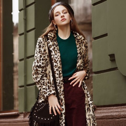 Die Farbe Grün, Cordhose, Fransentasche und Mäntel im Leoparden-Print - alles Kleidungsstücke, die aktuell im Trend liegen.