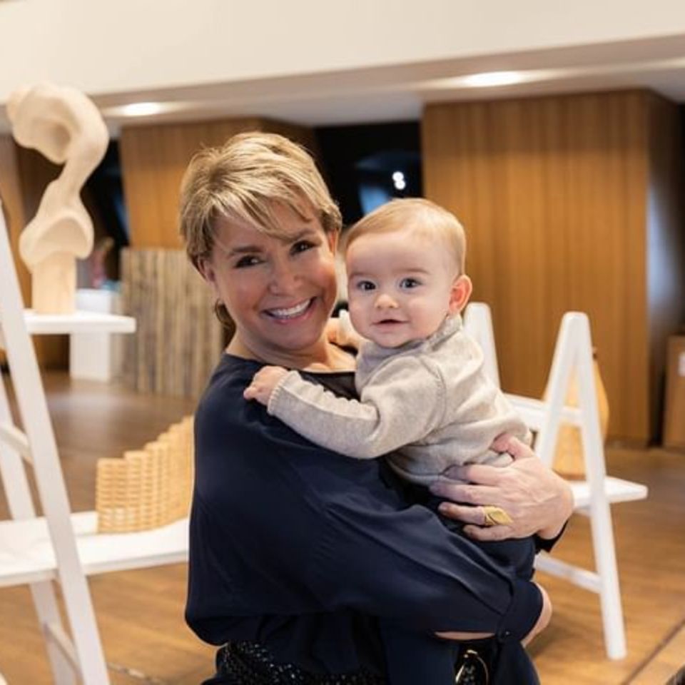 Liebevoll hält Maria Teresa ihren jüngsten Enkel Prinz François in den Armen. Dabei blickt Baby François aufgeweckt in die Kamera. 