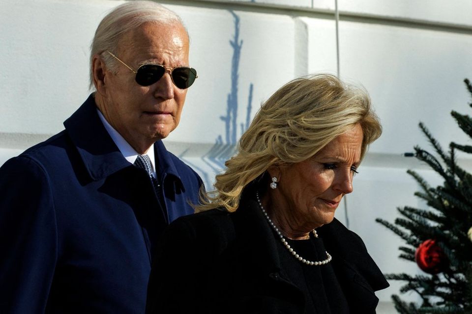 Das Präsidentenpaar Jill und Joe Biden auf dem Weg zur Gedenkfeier für Rosalynn Carter.