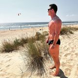 Luke Evans war schon immer ein Muskelpaket. Seinen trainierten Körper zeigt er gerne auf Instagram, ebenso wie Einblicke in seine Sport-Routine. An den Beinen, Armen und der Brust hatte der Schauspieler vor zehn Wochen noch ordentlich Muskelmasse. Jetzt sieht es anders aus ...
