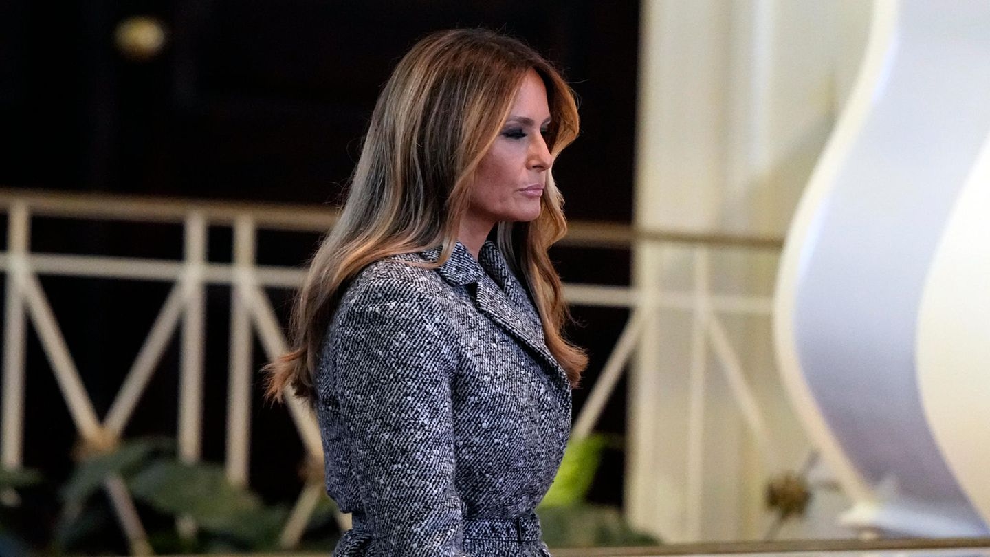 Melania Trump: Alle First Ladys Bei Carter-Gedenkfeier, Doch Sie Sticht ...