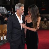 George und Amal Clooney schauen sich ganz tief in die Augen, scheinen für einen kurzen Moment alles um sich herum zu vergessen. Auch nach bald zehn Ehejahren wirkt das Paar am Sonntagabend, 3. Dezember 2023, wie frisch verliebt.
