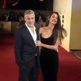 Für die UK-Premiere von George Clooneys Historiendrama "The Boys In The Boat" in London haben sich der Hollywoodstar und seine Amal für einen eleganten Partnerlook in Schwarz entschieden. Der körperbetonte Zweiteiler der britisch-libanesischen Juristin, bestehend aus weit geschnittener Hose und trägerlosem Top, überzeugt zudem durch einen raffinierten Ausschnitt.