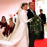 4. Dezember 1999 Königin Mathilde schritt am Anfang Dezember 1999 an der Seite ihres mittlerweile verstorbenen Vaters, Patrick d'Udekem d'Acoz, zum Altar. Sie wählte für die Hochzeit mit König Philippe ein Brautkleid mit geknöpftem Mantel und auffälligem Stehkragen. Dazu kombinierte sie mit Schleier und Diadem zwei Erbstücke, die bereits 40 Jahre zuvor Königin Paola auf ihrer Hochzeit getragen hatte.