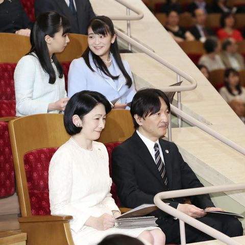 Prinz Fumihito mit Ehefrau Prinzessin Kiko (erste Reihe links) und den Töchtern Mako (zweite Reihe links) und Kako