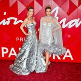 Auch die royalen Style-Zwillinge Lady Amelia Spencer und Lady Eliza Spencer machen sich auf dem Red Carpet in London in silbernen Glamour-Looks beinahe selbst Konkurrenz.