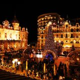 Danach geht es direkt weiter zum Place du Casino, der Dank des Fürstenpaares in ein weihnachtliches Lichtermeer verwandelt wird. 