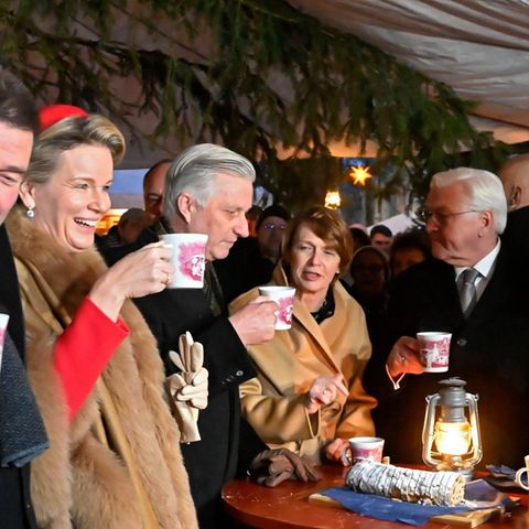 Von links: Königin Mathilde, König Philippe, Elke Büdenbender und Bundespräsident Frank-Walter Steinmeier auf dem Weihnachtsma