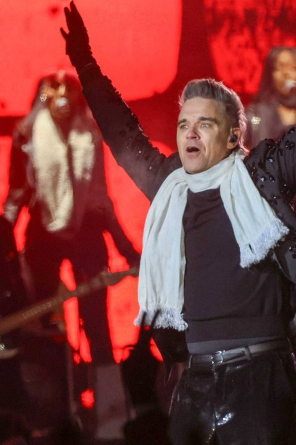 Hielt sich mit Handschuhen und Schal warm: Robbie Williams auf der Bühne in Schladming.