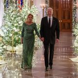 Jedes Jahr veranstalten Joe und Dr. Jill Biden die "Kennedy Center Honorees Reception" im Weißen Haus. Dieser festliche Anlass rückt Jill, als Gastgeberin des Abends, immer wieder in den Mittelpunkt – nicht zuletzt aufgrund ihres Outfits! Ihre Paillettenrobe in festlichem Grün, die sie bereits beim Empfang des indischen Premierministers getragen hat, zieht alle Blicke auf sich und macht sie zum strahlenden Mittelpunkt des Abends.