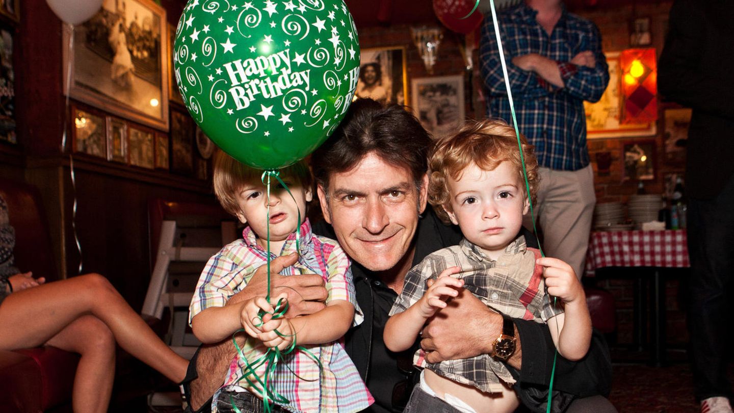 wie groß ist charlie sheen