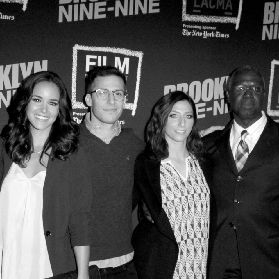 Andre Braugher (ganz links) spielte in "Brooklyn Nine Nine" die Rolle des Captain Raymond Holt - seine Serienkollegen nehmen A